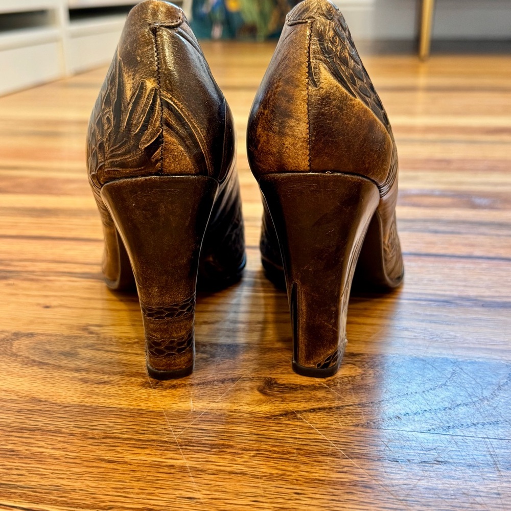 boc Born Beautiful Block Heel Leather Dragon Embossed Textured Pumps 6.5 37 - Picture 5 of 9